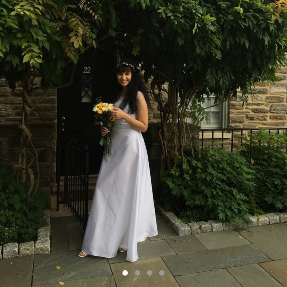 Gamberdella’s Elegant White Graduation Dress - Picture 1 of 4